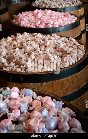 Fässer voller Salzwasser im Candy Barron Shop in Fisherman's Wharf Stockfoto