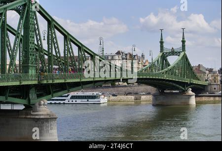 Die grüne Freiheitsbrücke (Ungarisch Szabadság híd) verbindet Buda und Pest. Budapest, Ungarn - 7. Mai 2019 Stockfoto