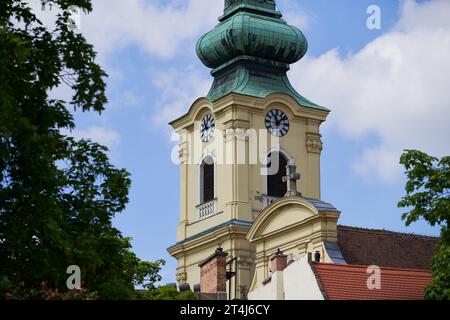 Turm der Kirche St. Katharina von Alexandria (Ungarisch Alexandriai Szent Katalin-templom) im Bezirk Tabán in Budapest, Ungarn - 7. Mai 2019 Stockfoto