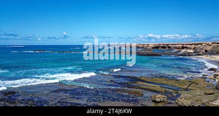 Blick auf Playa de los Ojos - Strand Los Ojos - bei El Puerto de la Cruz, Halbinsel Jandia, Fuerteventura, Kanarische Inseln, Spanien - 21.09.2023 Stockfoto