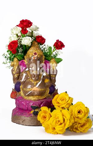 Happy Ganesh Chaturthi - schöne Ganesh Statue aus Ton mit Blumen auf weißem Hintergrund. Stockfoto