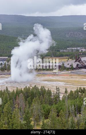 Über der Eruption der Old Faithful, vom Aussichtspunkt über dem Geysir aus gesehen Stockfoto