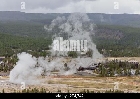 Blick über die Dampfwolken von Old Faithful, vom Aussichtspunkt über dem Geysir aus gesehen Stockfoto