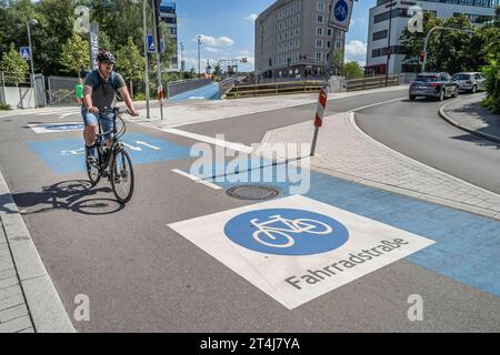 Fahrradstraße, beheizbare blaue Fahrradbrücke Mitte, Tübingen, Baden-Württemberg, Deutschland *** Fahrradstraße, beheizte blaue Fahrradbrücke Mitte, Tübingen, Baden Württemberg, Deutschland Credit: Imago/Alamy Live News Stockfoto