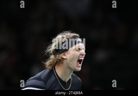 Paris, Frankreich. 31. Oktober 2023. Alexander Zverev feiert, nachdem er das erste Rundenspiel der Männer zwischen Marton Fucsovics aus Ungarn und Alexander Zverev aus Deutschland beim Paris ATP Masters 1000 Tennis Turnier in Paris, Frankreich, 31. Oktober 2023 gewonnen hat. Quelle: Gao Jing/Xinhua/Alamy Live News Stockfoto