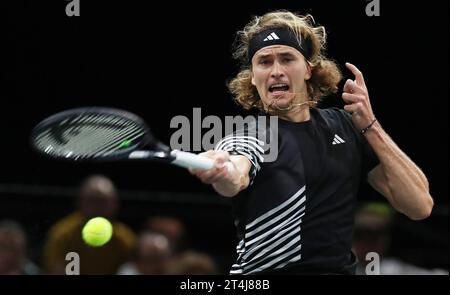 Paris, Frankreich. 31. Oktober 2023. Alexander Zverev tritt im ersten Runde-Spiel der Männer zwischen Marton Fucsovics aus Ungarn und Alexander Zverev aus Deutschland beim Paris ATP Masters 1000 Tennis-Turnier in Paris, Frankreich, am 31. Oktober 2023 an. Quelle: Gao Jing/Xinhua/Alamy Live News Stockfoto