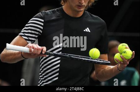 Paris, Frankreich. 31. Oktober 2023. Alexander Zverev tritt im ersten Runde-Spiel der Männer zwischen Marton Fucsovics aus Ungarn und Alexander Zverev aus Deutschland beim Paris ATP Masters 1000 Tennis-Turnier in Paris, Frankreich, am 31. Oktober 2023 an. Quelle: Gao Jing/Xinhua/Alamy Live News Stockfoto