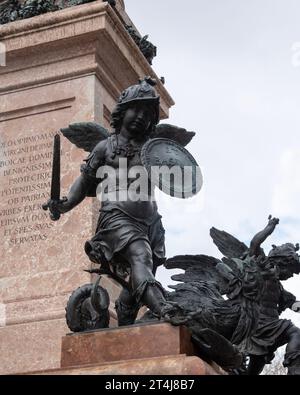 Putto von Ferdinand Murmann an der Ecke der Mariensäule am Marienplatz in München. Es ist dargestellt, wie er eine Kakatrice repräsentiert Stockfoto