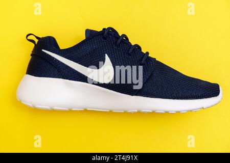 Tyumen, Russland, 03. August 2023: Blaue Nike Sneakers. Gelber Hintergrund, Sportschuh Sneakers Lifestyle Konzept Streetwear Stockfoto