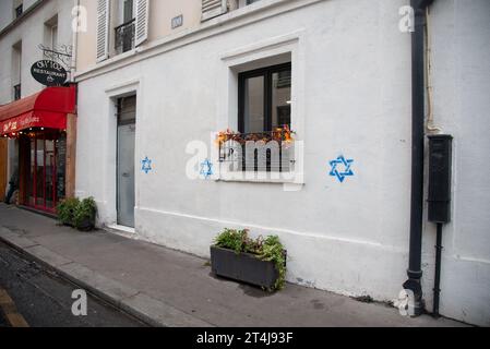 Paris, Frankreich. 31. Oktober 2023. David-Sterne auf jüdischen Häusern im 14. Arrondissement, Paris, Frankreich, auf. Foto: Florian Poitout/ABACAPRESS.COM Credit: Abaca Press/Alamy Live News Stockfoto