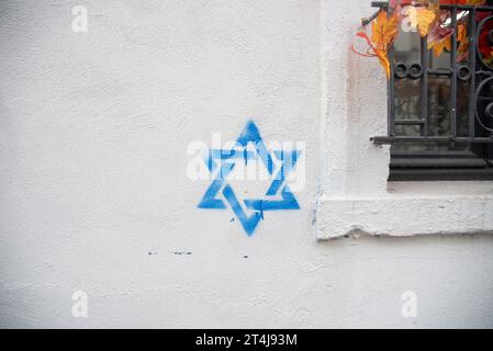 Paris, Frankreich. 31. Oktober 2023. David-Sterne auf jüdischen Häusern im 14. Arrondissement, Paris, Frankreich, auf. Foto: Florian Poitout/ABACAPRESS.COM Credit: Abaca Press/Alamy Live News Stockfoto