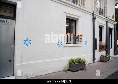 Paris, Frankreich. 31. Oktober 2023. David-Sterne auf jüdischen Häusern im 14. Arrondissement, Paris, Frankreich, auf. Foto: Florian Poitout/ABACAPRESS.COM Credit: Abaca Press/Alamy Live News Stockfoto