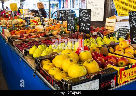 Obststand auf dem Markt in Antibes, Frankreich Stockfoto