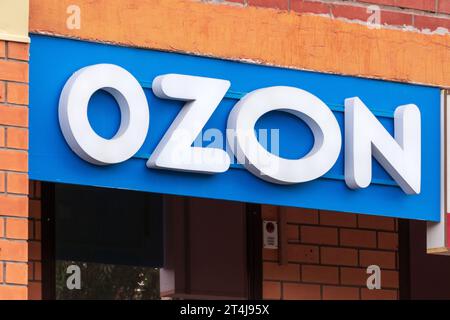 Tyumen, Russland – 09. August 2023: Das Ozon-Logo ist der russische Internetshop und Lieferdienst Stockfoto