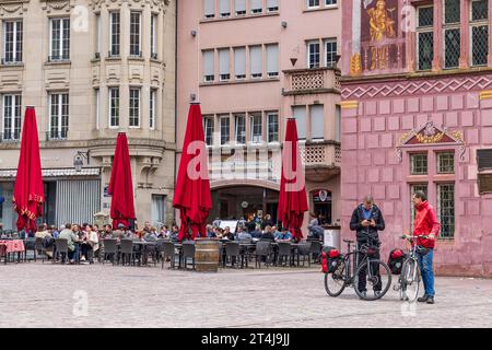 Mulhouse, Frankreich - 20. Mai 2023: Stadtbild des Hauptplatzes Place de la Reunion im Departement Mulhouse Oberrhein-Elsace in Frankreich Stockfoto