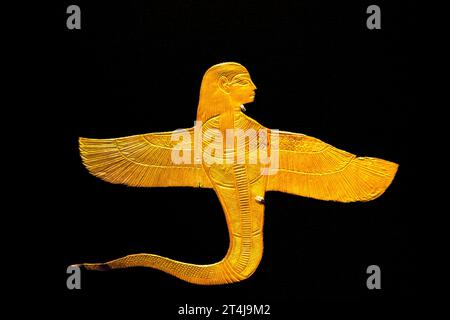 Ägypten, Kairo, Tutanchamon Schmuck, aus seinem Grab in Luxor : geflügelte Schlange mit menschlichem Kopf. Amulett in Gold. Stockfoto