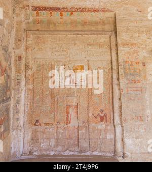 Ägypten, Sakkara, Grab von Mehu, Hof, falsche Tür von Kahotep, Sohn von Mehu. Stockfoto