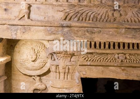 KOM el Shogafa Nekropole, Hauptgrab, Spitze des ersten Portikus : Composite Hauptstadt. Stockfoto