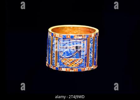 Ägypten, Kairo, Ägyptisches Museum, Begräbnis von König Tschetschonq II., Tanis: Armband mit einem Udjat-Auge auf einem Korb. Stockfoto