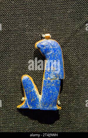 Ägypten, Kairo, Tutanchamon Schmuck, aus seinem Grab in Luxor : Amulett in Form eines Horus Falken, Gold und Lapislazuli. Stockfoto