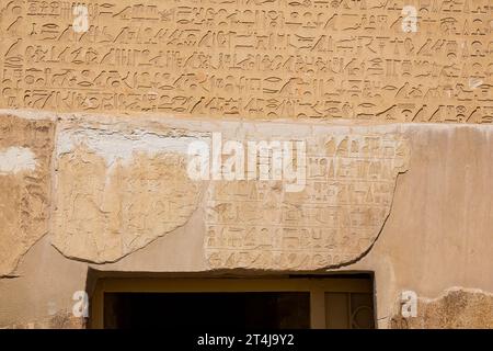 Ägypten, Sakkara, Grab von Mehu, Fassade, mit einem langen Widmungstext. Stockfoto