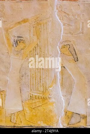 Ägypten, Sakkara, Grab von Mehu, Reinigung von Getreidekörnern. Stockfoto