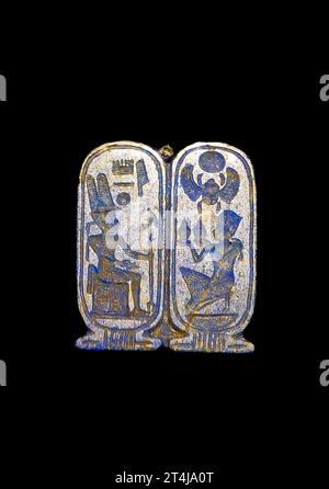 Ägypten, Tutanchamon-Schmuck : Lapislazuli-Ring mit doppelter Lünette in Form von Kartuschen, die das Opfer des Königs für den Gott Amun-Ra darstellen. Stockfoto
