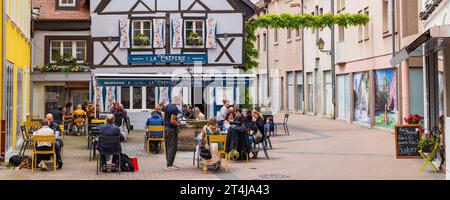 Mulhouse, Frankreich - 20. Mai 2023: Altes Restaurant Crepery im Stadtbild des Departements Mulhouse Oberrhein-Elsace in Frankreich Stockfoto