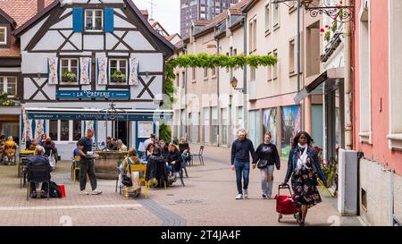 Mulhouse, Frankreich - 20. Mai 2023: Altes Restaurant Crepery im Stadtbild des Departements Mulhouse Oberrhein-Elsace in Frankreich Stockfoto