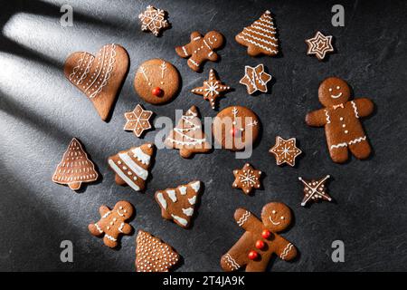 Nahaufnahme von eiskalten Lebkuchen auf schwarzer Tischplatte Stockfoto