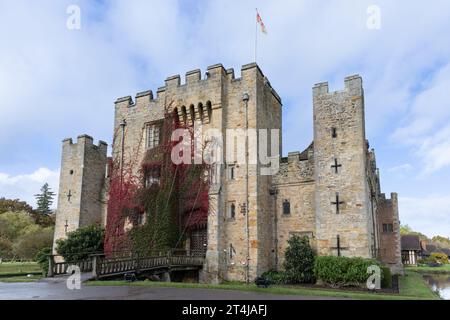 Herbstfarben, wenn der Boston Ivy in Hever Castle, Hever, Edenbridge, Kent, Großbritannien, rot wird Stockfoto