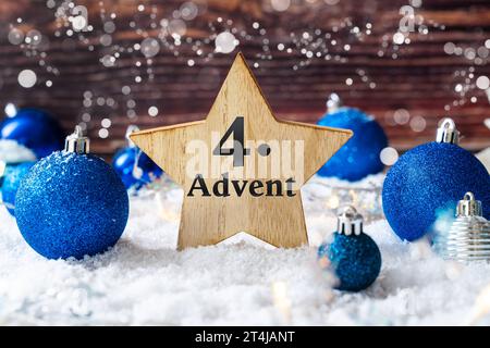 31. Oktober 2023: Vierter Adventsaufschrift auf einem Stern aus Holz der in einer winterlichen Umgebung mit Schnee und blauen Christbaumkugeln steht FOTOMONTAGE *** Vierter Adventsaufschrift auf einem Stern aus Holz, der in einer winterlichen Umgebung mit Schnee und blauen Christbaumkugeln steht Stockfoto