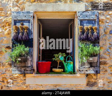 Ein einzigartiges Set von Rollläden, die sich in einen kleinen Garten in Le Castellet, Frankreich, öffnen. Stockfoto