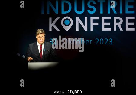 Industriekonferenz 2023: Bundeswirtschaftsminister Robert Habeck B90/die Grünen Europa, Deutschland, Berlin, 31.10.2023: Industriekonferenz 2023 – Bundeswirtschaftsminister Robert Habeck B90/die Grünen halten die Eröffnungsrede. Industriekonferenz 2023 mit hochrangigen Akteurinnen und Akteuren aus dem in- und Ausland, aus Industrie, Wirtschaft, Arbeitgeberverbänden, Gewerkschaften und Politik. Gesprächsthemen sind die Herausforderungen fuÌˆr die Transformation und aktuelle industriepolitische Entwicklungen. Im Vordergrund stehen die Handlungsfelder Wettbewerbsfähigkeit, Klimaschutz, Lieferkette Stockfoto