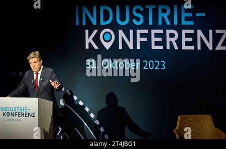 Industriekonferenz 2023: Bundeswirtschaftsminister Robert Habeck B90/die Grünen Europa, Deutschland, Berlin, 31.10.2023: Industriekonferenz 2023 – Bundeswirtschaftsminister Robert Habeck B90/die Grünen halten die Eröffnungsrede. Industriekonferenz 2023 mit hochrangigen Akteurinnen und Akteuren aus dem in- und Ausland, aus Industrie, Wirtschaft, Arbeitgeberverbänden, Gewerkschaften und Politik. Gesprächsthemen sind die Herausforderungen fuÌˆr die Transformation und aktuelle industriepolitische Entwicklungen. Im Vordergrund stehen die Handlungsfelder Wettbewerbsfähigkeit, Klimaschutz, Lieferkette Stockfoto