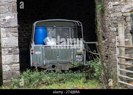 Der alte Land Rover der 2. Serie wurde in einer Bauernscheune aufgegeben. Cumbria, Großbritannien. Stockfoto