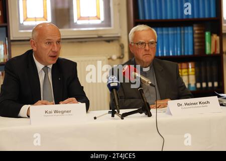 Dr. Heiner Koch, Erzbischof von Berlin, Kai Wegner, Regierender Bürgermeister Berlin Gemeinsame Sitzung des Senats und der Leitung des Erzbistums Berlin, am 31.10.2023 in Berlin, Klosterbibliothek, Dominikanerkloster St. Paulus, Deutschland *** Dr. Heiner Koch, Erzbischof von Berlin, Kai Wegner, Regierender Bürgermeister Berlin gemeinsame Sitzung des Senats und der Leitung der Erzdiözese Berlin, am 31 10 2023 in Berlin, Klosterbibliothek, Dominikanerkloster St. Paulus, Deutschland. Stockfoto