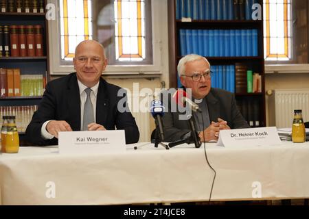 Dr. Heiner Koch, Erzbischof von Berlin, Kai Wegner, Regierender Bürgermeister Berlin Gemeinsame Sitzung des Senats und der Leitung des Erzbistums Berlin, am 31.10.2023 in Berlin, Klosterbibliothek, Dominikanerkloster St. Paulus, Deutschland *** Dr. Heiner Koch, Erzbischof von Berlin, Kai Wegner, Regierender Bürgermeister Berlin gemeinsame Sitzung des Senats und der Leitung der Erzdiözese Berlin, am 31 10 2023 in Berlin, Klosterbibliothek, Dominikanerkloster St. Paulus, Deutschland. Stockfoto