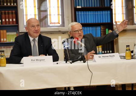 Dr. Heiner Koch, Erzbischof von Berlin, Kai Wegner, Regierender Bürgermeister Berlin Gemeinsame Sitzung des Senats und der Leitung des Erzbistums Berlin, am 31.10.2023 in Berlin, Klosterbibliothek, Dominikanerkloster St. Paulus, Deutschland *** Dr. Heiner Koch, Erzbischof von Berlin, Kai Wegner, Regierender Bürgermeister Berlin gemeinsame Sitzung des Senats und der Leitung der Erzdiözese Berlin, am 31 10 2023 in Berlin, Klosterbibliothek, Dominikanerkloster St. Paulus, Deutschland. Stockfoto