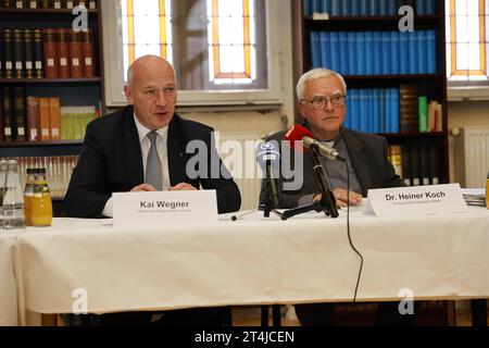 Dr. Heiner Koch, Erzbischof von Berlin, Kai Wegner, Regierender Bürgermeister Berlin Gemeinsame Sitzung des Senats und der Leitung des Erzbistums Berlin, am 31.10.2023 in Berlin, Klosterbibliothek, Dominikanerkloster St. Paulus, Deutschland *** Dr. Heiner Koch, Erzbischof von Berlin, Kai Wegner, Regierender Bürgermeister Berlin gemeinsame Sitzung des Senats und der Leitung der Erzdiözese Berlin, am 31 10 2023 in Berlin, Klosterbibliothek, Dominikanerkloster St. Paulus, Deutschland. Stockfoto