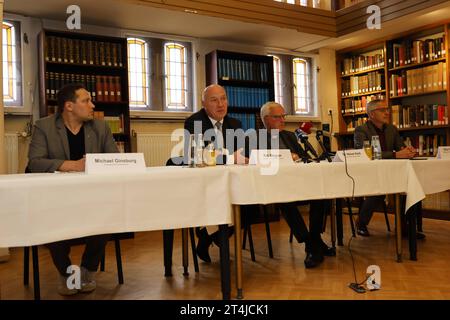 Dr. Heiner Koch, Erzbischof von Berlin, Kai Wegner, Regierender Bürgermeister Berlin Gemeinsame Sitzung des Senats und der Leitung des Erzbistums Berlin, am 31.10.2023 in Berlin, Klosterbibliothek, Dominikanerkloster St. Paulus, Deutschland *** Dr. Heiner Koch, Erzbischof von Berlin, Kai Wegner, Regierender Bürgermeister Berlin gemeinsame Sitzung des Senats und der Leitung der Erzdiözese Berlin, am 31 10 2023 in Berlin, Klosterbibliothek, Dominikanerkloster St. Paulus, Deutschland. Stockfoto