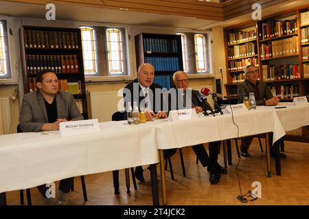 Dr. Heiner Koch, Erzbischof von Berlin, Kai Wegner, Regierender Bürgermeister Berlin Gemeinsame Sitzung des Senats und der Leitung des Erzbistums Berlin, am 31.10.2023 in Berlin, Klosterbibliothek, Dominikanerkloster St. Paulus, Deutschland *** Dr. Heiner Koch, Erzbischof von Berlin, Kai Wegner, Regierender Bürgermeister Berlin gemeinsame Sitzung des Senats und der Leitung der Erzdiözese Berlin, am 31 10 2023 in Berlin, Klosterbibliothek, Dominikanerkloster St. Paulus, Deutschland. Stockfoto