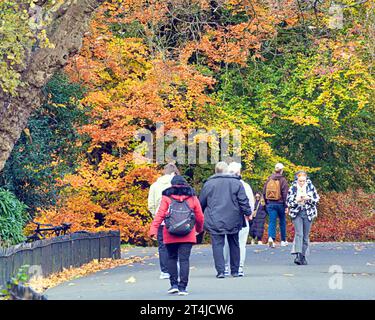 Glasgow, Schottland, Großbritannien. 31. Oktober 2023. Wetter in Großbritannien: Sonniger herbstlicher Tag sah eine Fülle von Farben im kelvingrove Park zu halloween. Credit Gerard Ferry/Alamy Live News Stockfoto