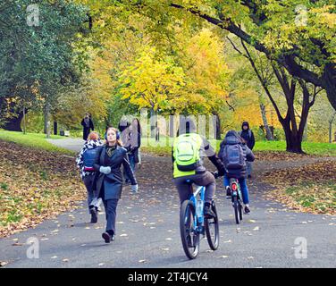 Glasgow, Schottland, Großbritannien. 31. Oktober 2023. Wetter in Großbritannien: Sonniger herbstlicher Tag sah eine Fülle von Farben im kelvingrove Park zu halloween. Credit Gerard Ferry/Alamy Live News Stockfoto