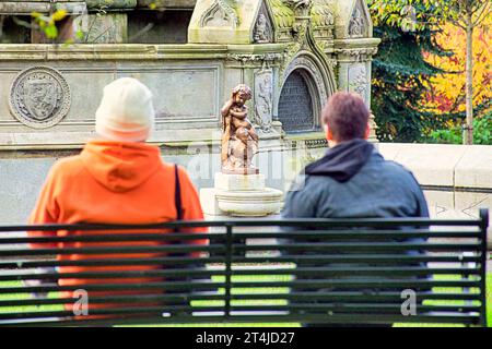 Glasgow, Schottland, Großbritannien. 31. Oktober 2023. Wetter in Großbritannien: Der reid Brunnen Cherub wirkt seine Magie. Sonniger herbstlicher Tag sah eine Fülle von Farben im kelvingrove Park zu halloween . Credit Gerard Ferry/Alamy Live News Stockfoto