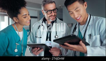 Ärzte, Krankenschwestern und Tablets mit Krankenhauserfolg, Applaus und Feier der Ergebnisse oder Lösung im Gesundheitswesen. Glückliches medizinisches Team, Mentor und Studenten Stockfoto