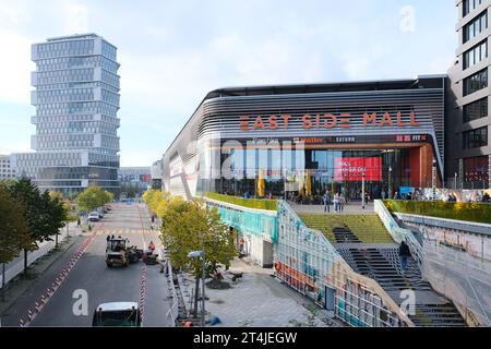 Berlin, 25. Oktober 2023, Eingangsbereich der East Side Mail in Friedrichshain. Stockfoto