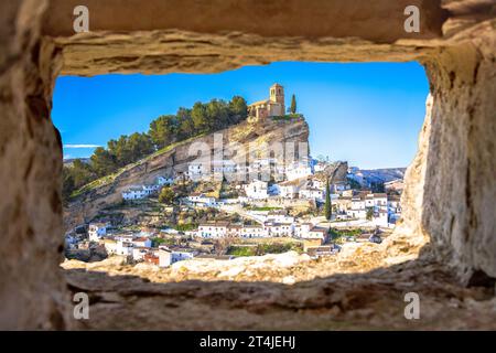 Malerisches weißes Dorf Montefrio in der Nähe von Granada Blick durch ein Steinfenster, Andalusien Region von Spanien Stockfoto