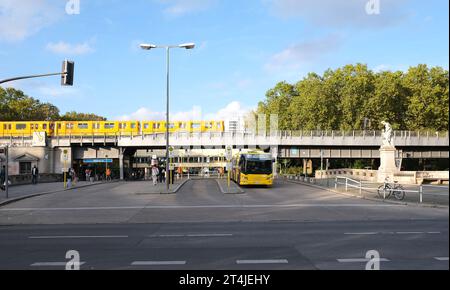 Berlin, 23. Oktober 2023, Straßenszene am U-Bahnhof Hallesches Tor mit BVG-Bus und überquerender Hochbahn. Stockfoto