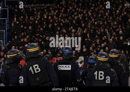 Paris, Frankreich. Oktober 2023. Die französische Riot Police steht vor den Fans des AC Mailand auf der Hut, bevor sie das Spiel der UEFA Champions League im Parc des Princes in Paris anpfiff. Der Bildnachweis sollte lauten: Jonathan Moscrop/Sportimage Credit: Sportimage Ltd/Alamy Live News Stockfoto